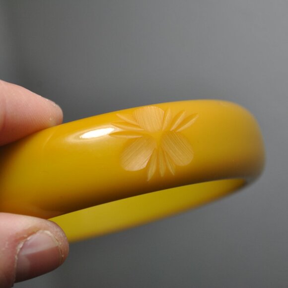 Vintage Carved Pea Green Bakelite Bangle - Picture 6 of 8